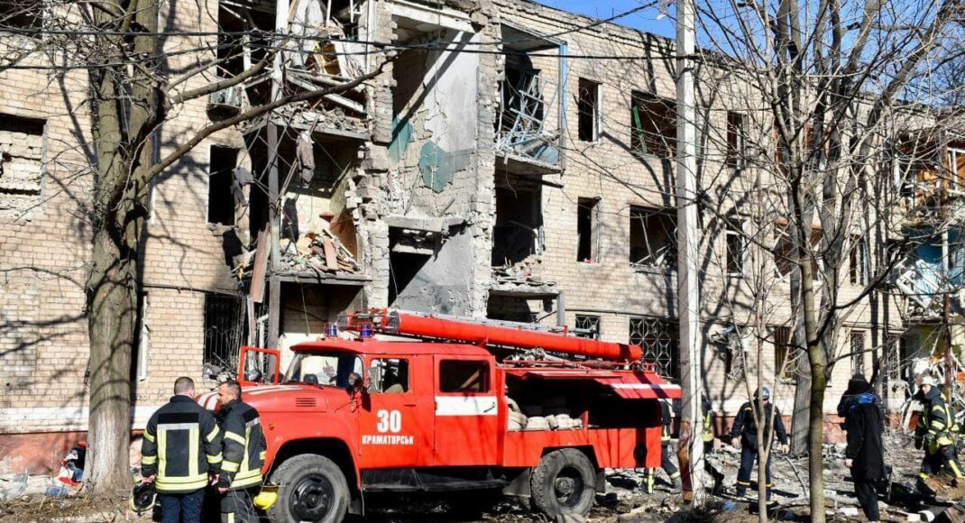 Жители Краматорска, рассказали, как живут в домах, поврежденных обстрелами войска рф: видео