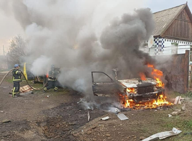 У Костянтинівці внаслідок ворожого обстрілу сталося займання автомобіля: фото