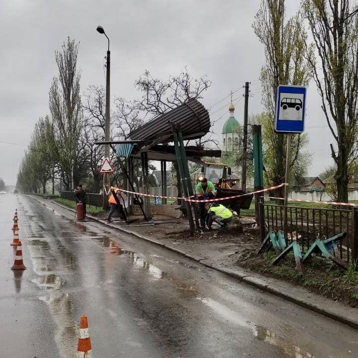 У Краматорську пошкоджену ракетним ударом рф зупинку громадського транспорту довелося прибрати: фото