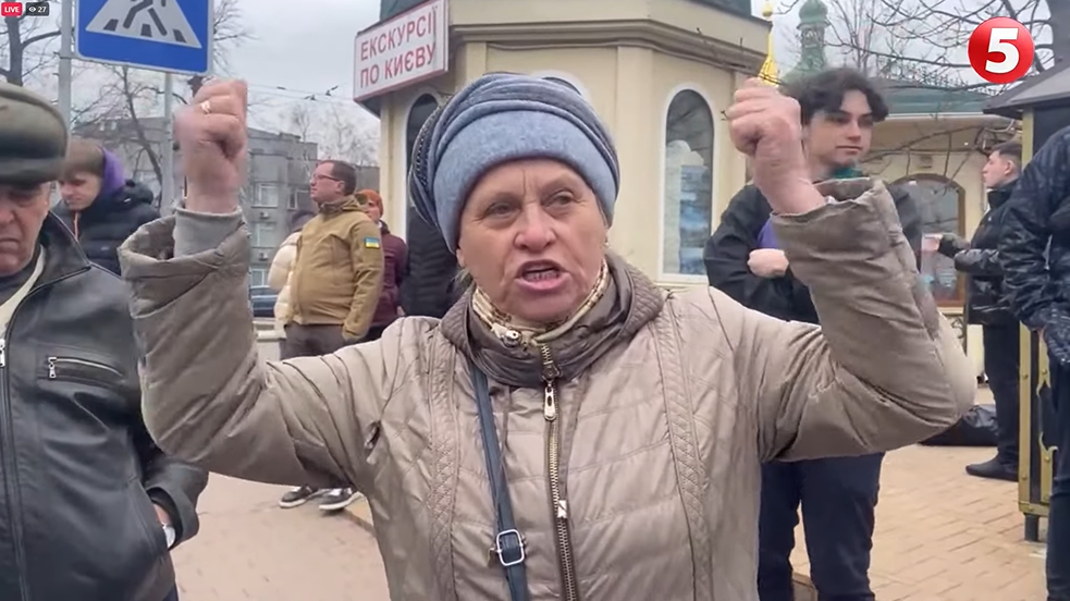 "Треба було це ще 30 років тому це зробити!": мешканка Лиману про виселення УПЦ МП з Києво-Печерської Лаври (відео)