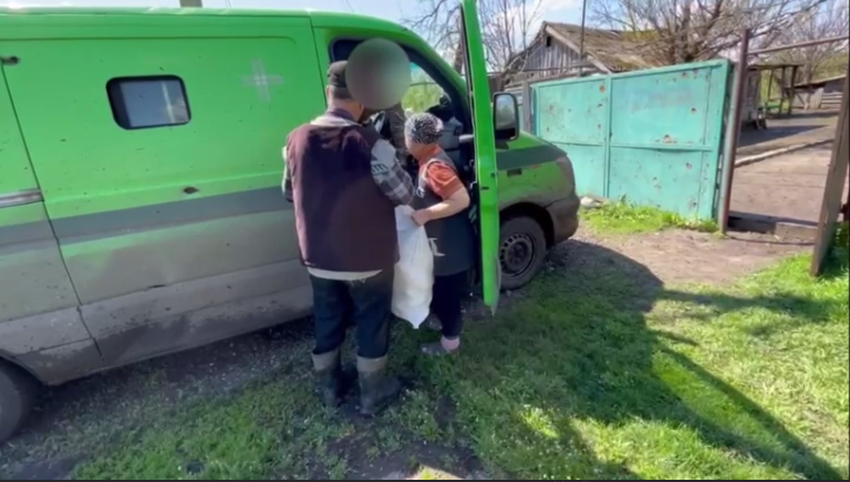 Поліцейські показали, як допомагають жителям звільнених населених пунктів Луганщини