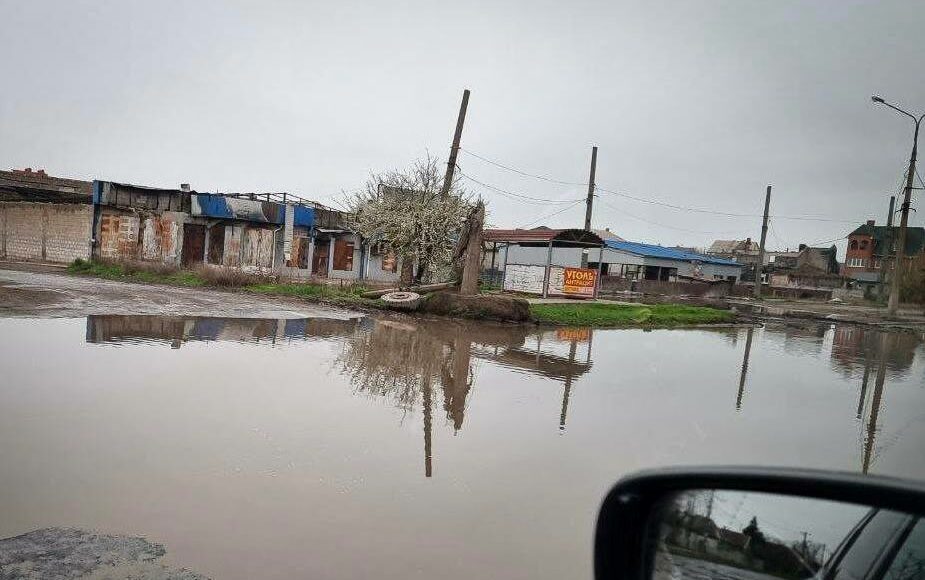 В Мариуполе после дождя затопило квартиры, дороги и прорвало канализацию, коллаборанты бездействуют