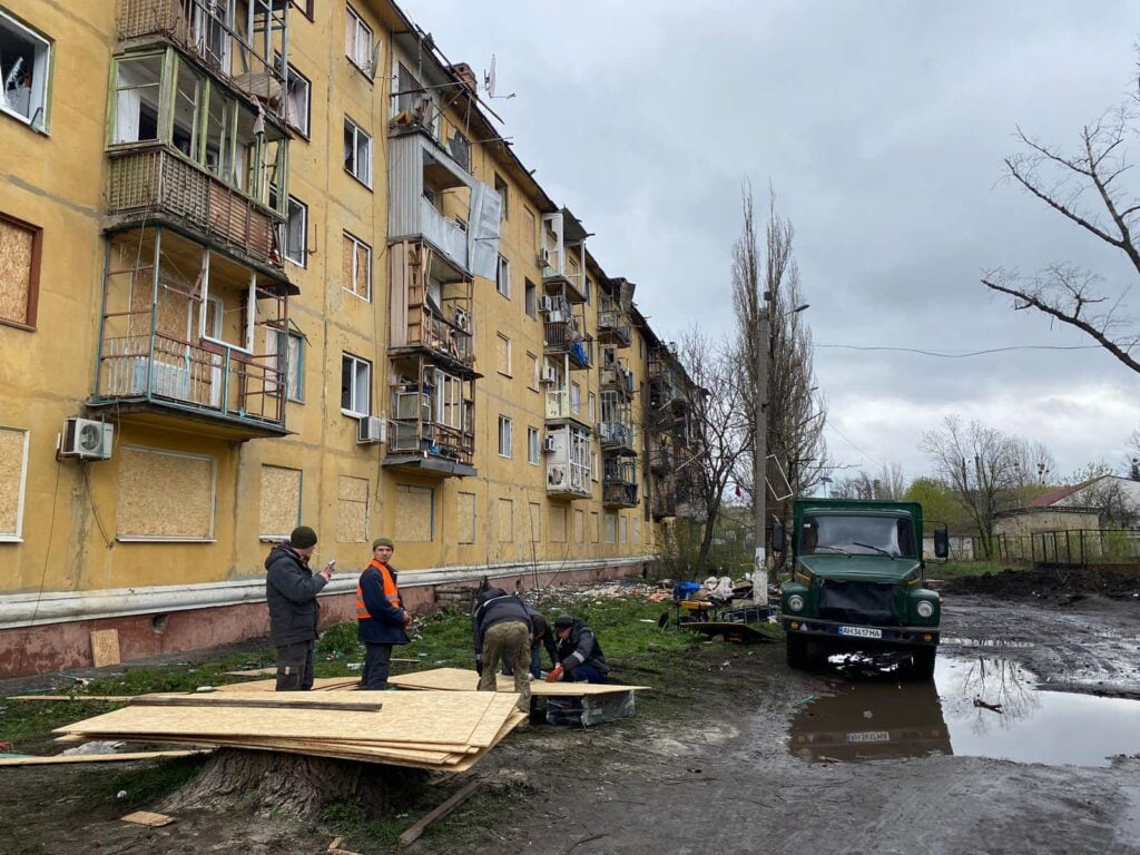 У Слов'янську усі комунальні служби міста працюють над ліквідацією наслідків обстрілів: відео