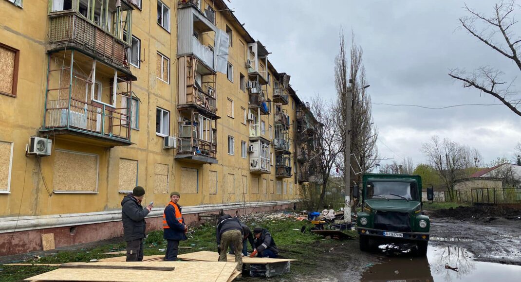 У Слов'янську усі комунальні служби міста працюють над ліквідацією наслідків обстрілів: відео