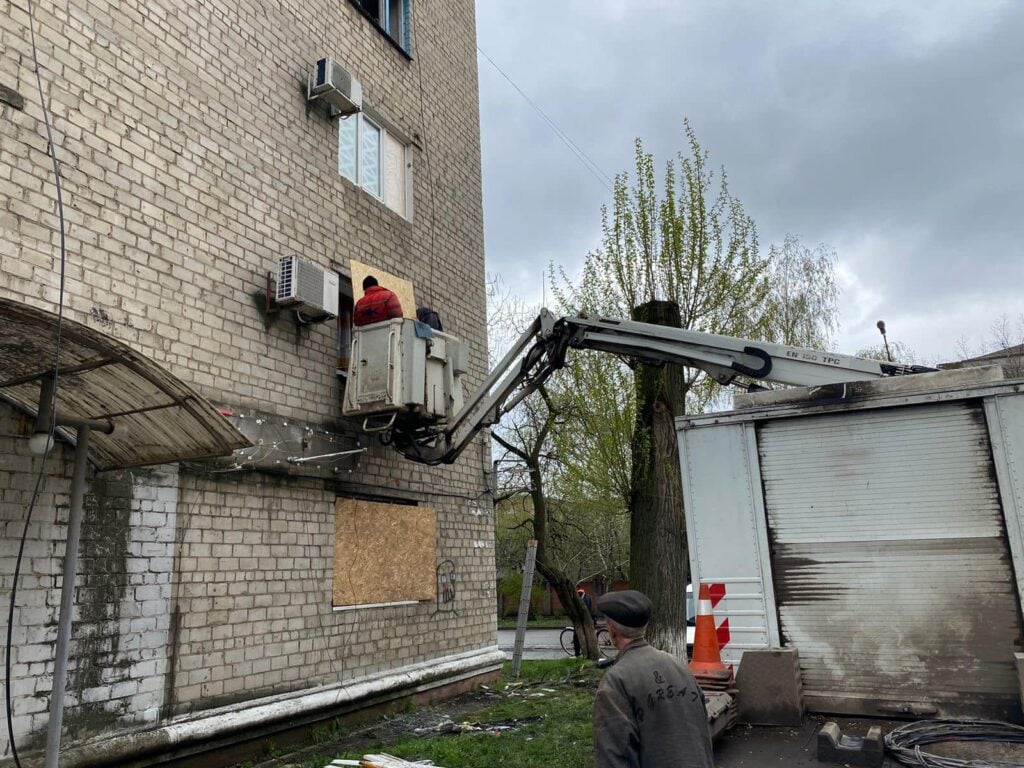 У Слов'янську усі комунальні служби міста працюють над ліквідацією наслідків обстрілів: відео