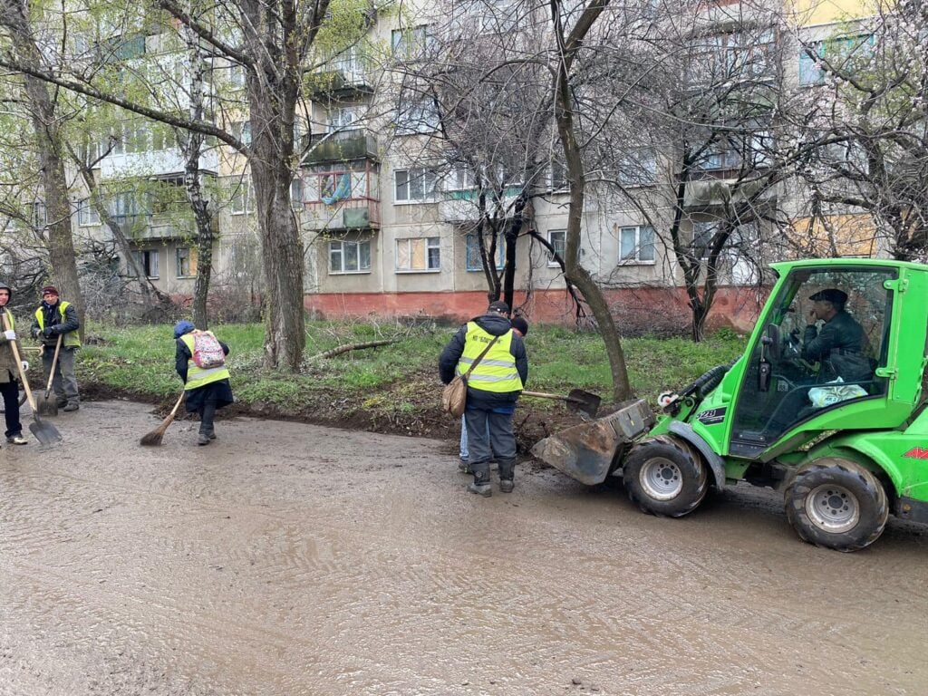 У Слов'янську усі комунальні служби міста працюють над ліквідацією наслідків обстрілів: відео