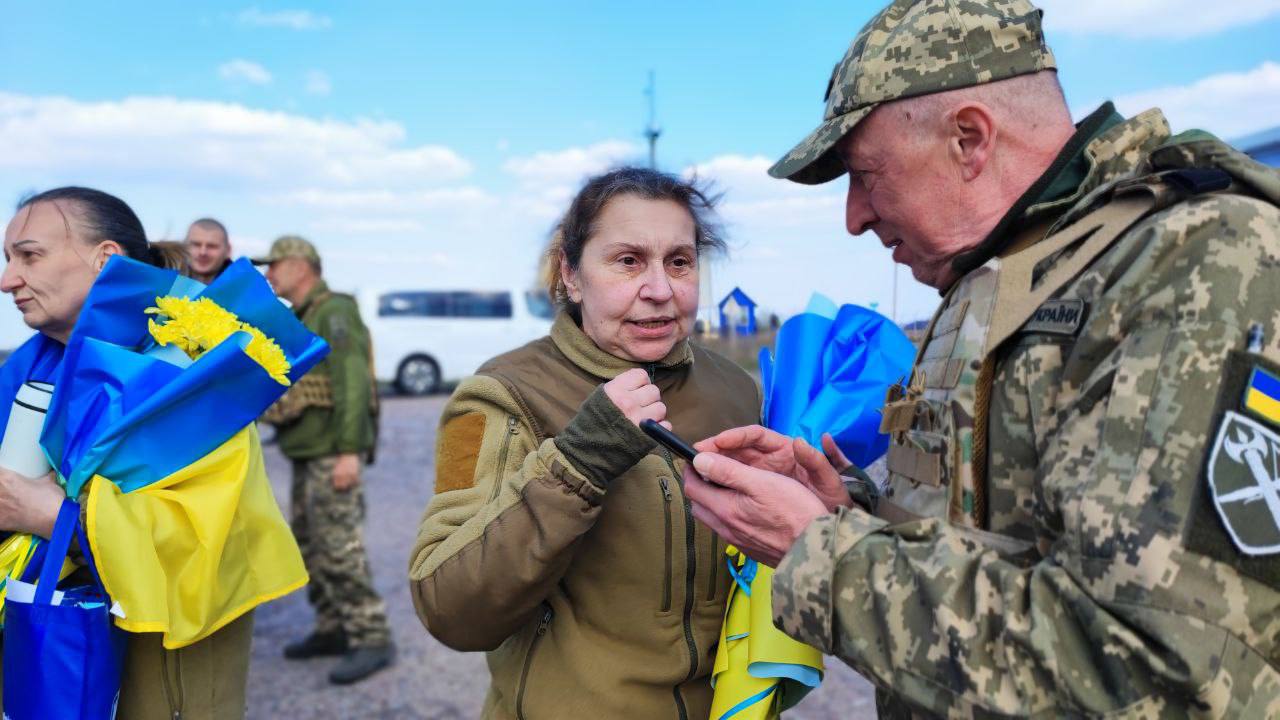 Оборонці Маріуполя та Азовсталі повернулися додому в рамках великого обміну полоненими