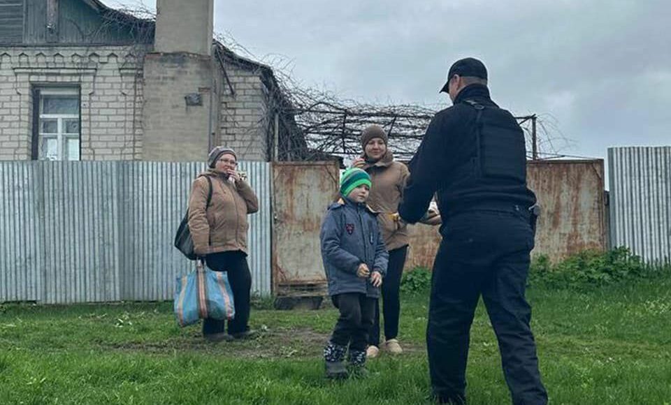Поліціянти Донеччини передали смаколики дітям Краматорська