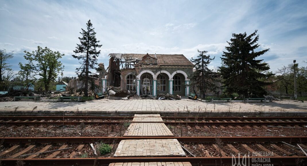 Станція-привид: у ДонОВА показали, як зараз виглядає залізничний вокзал "Святогірськ"