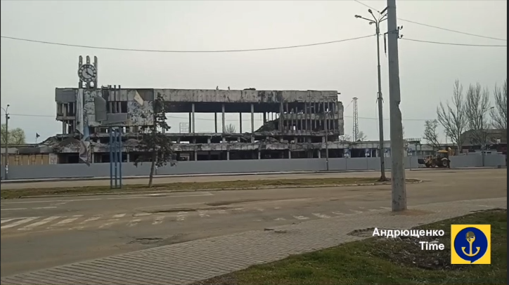 В оккупированном Мариуполе россияне демонтируют железнодорожный вокзал: видео