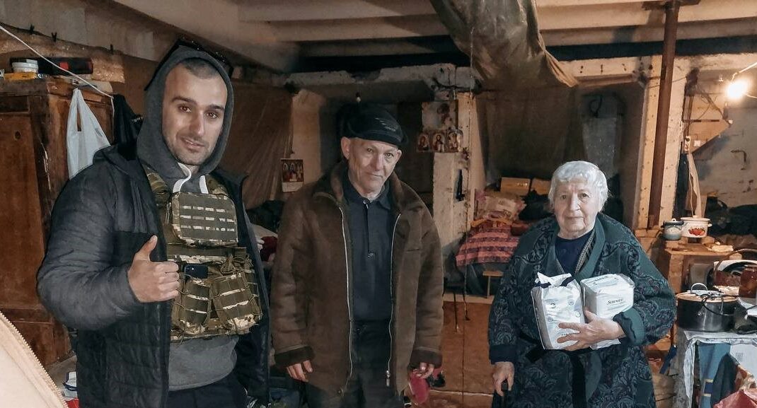На Донеччині волонтери доставили допомогу в Очеретине: фото