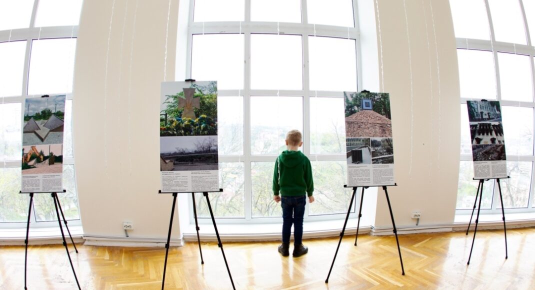В Киеве открылась фотовыставка с изображениями разрушенных памятников Мариуполя