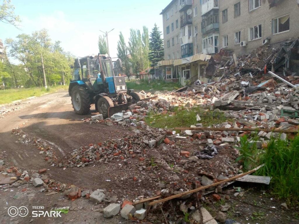 У Авдіївці обстрілами знищено ще одну багатоповерхівку, комунальники розчищають уламки: фото