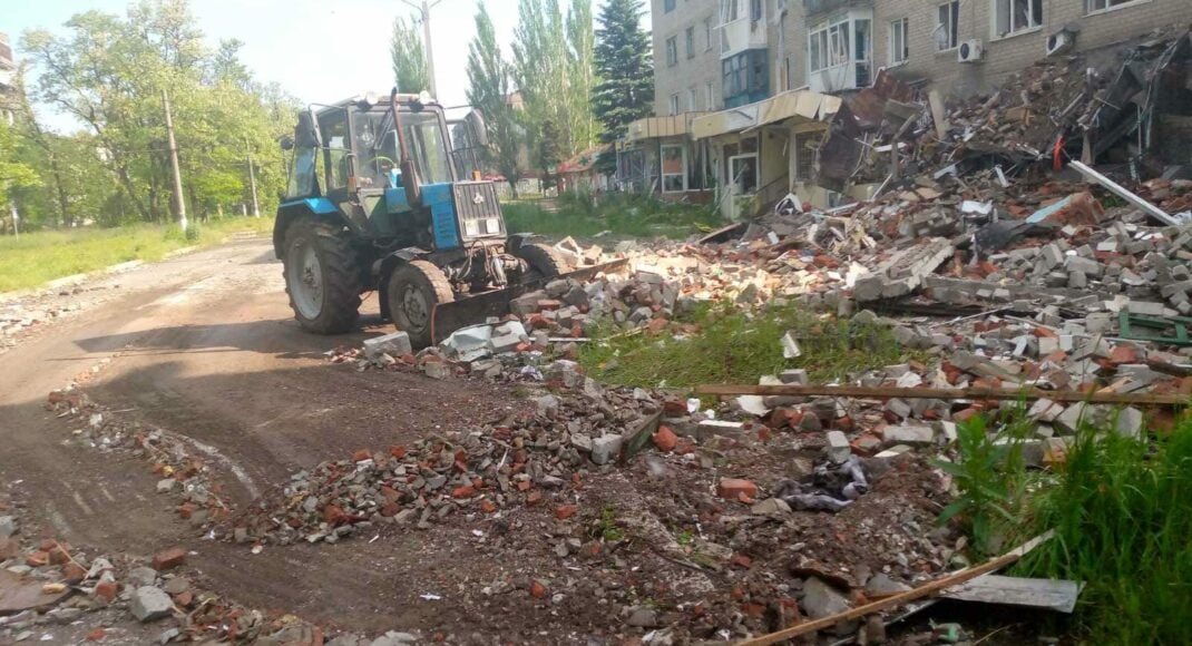 В Авдеевке обстрелами уничтожена еще одна многоэтажка, коммунальщики расчищают обломки: фото