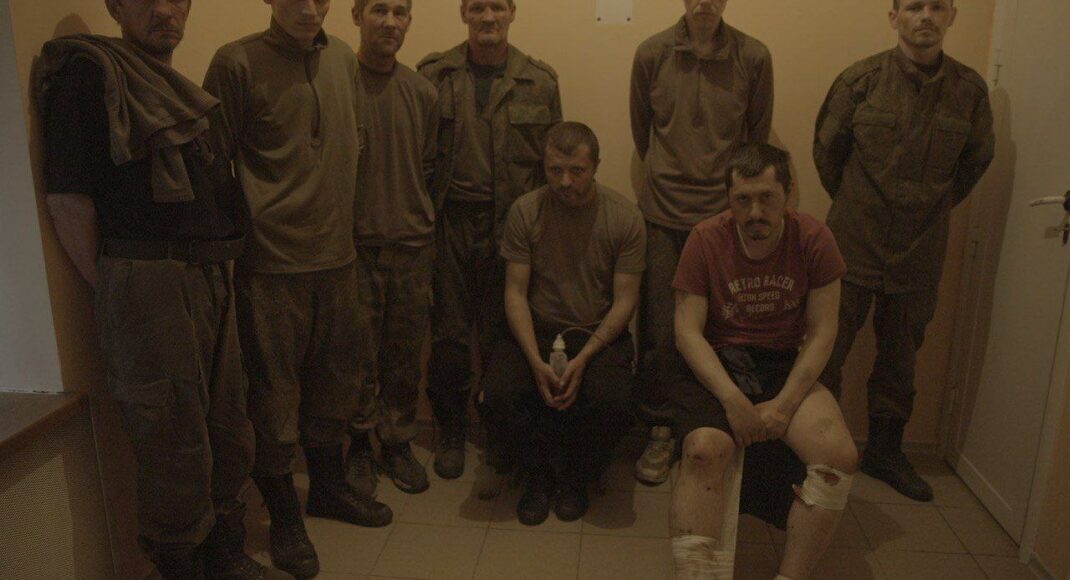 Під Бахмутом українські захисники взяли в полон військових рф: відео