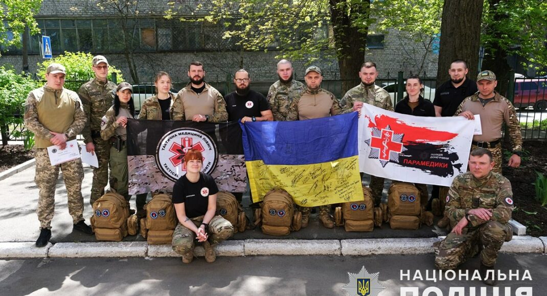 Парамедики поліції Донеччини отримали сертифікати бойових медиків: відео