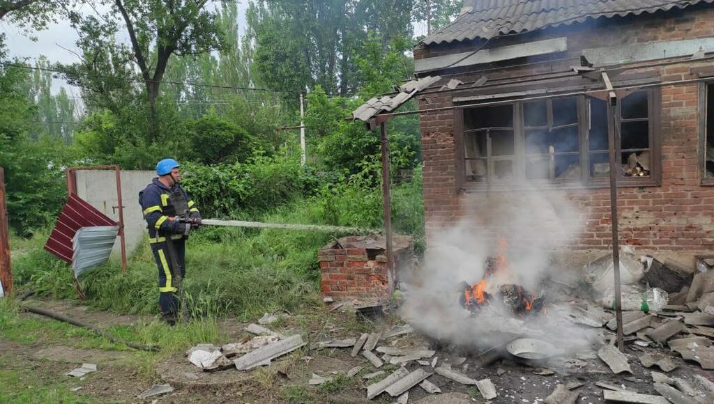 В Нью-Йорке в Донецкой области возник пожар дома из-за вражеского обстрела: есть погибшие