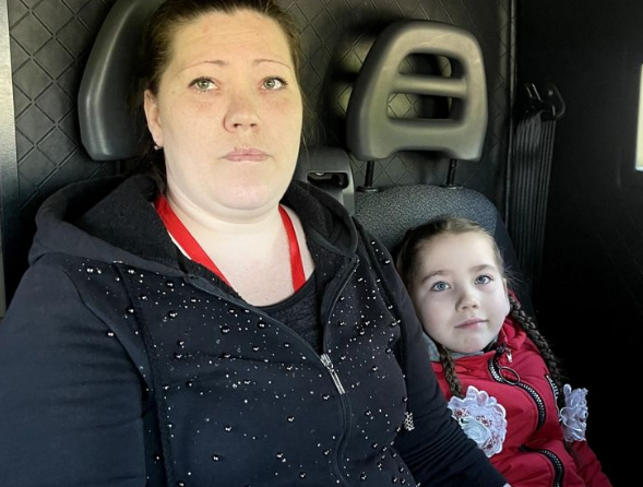 Родину, житло якої потрапило під ворожий обстріл у Костянтинівці, евакуювали у Київ
