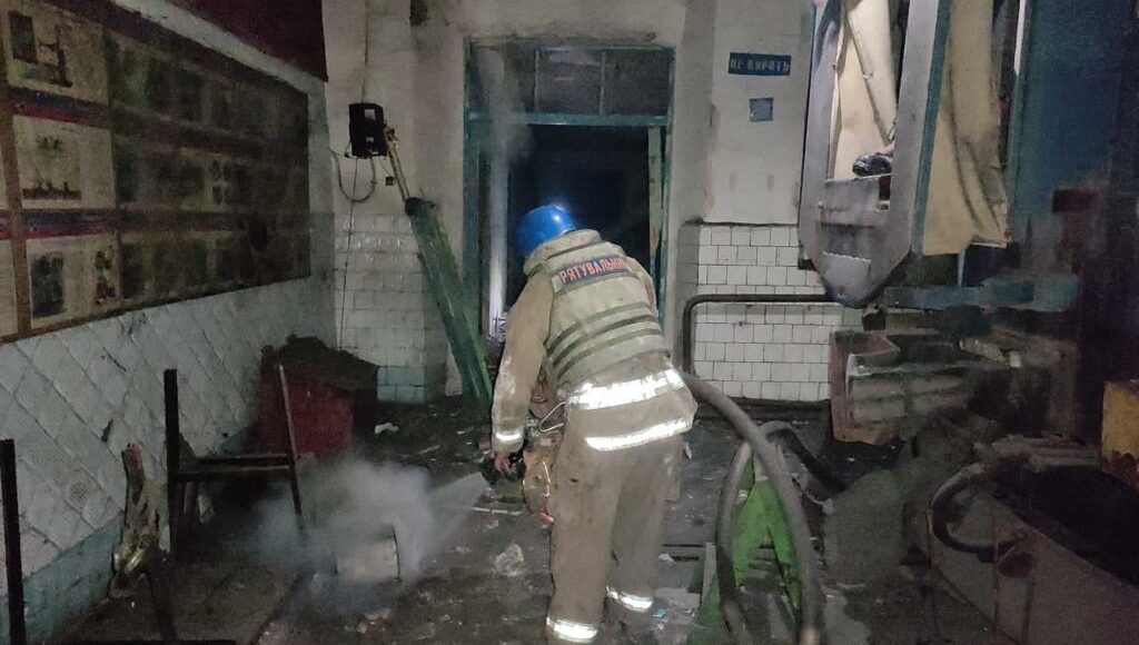 У Бахмутському районі ворожі снаряди влучили на територію покинутого підприємства, - ДСНС