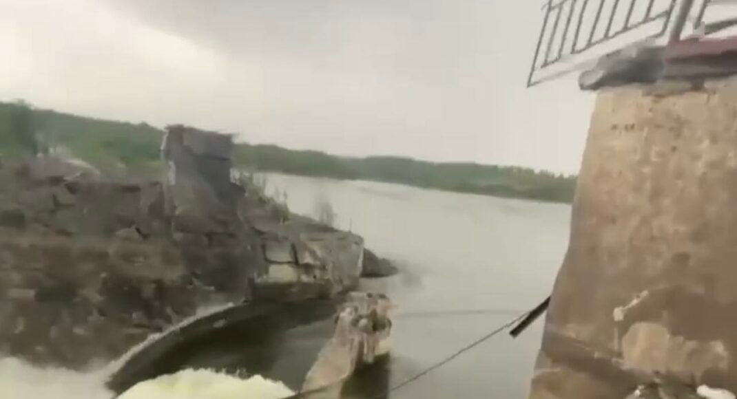 Андрющенко показал видео с места повреждения дамбы на Карловке оккупантами