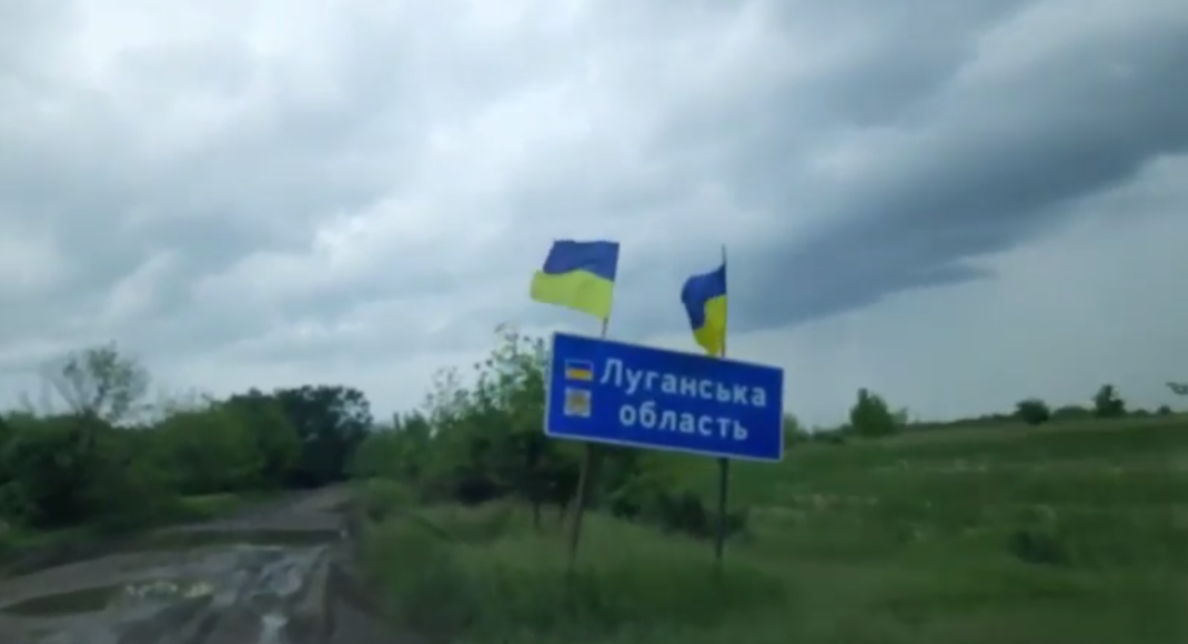 В Луганской области полицейские из Макеевки эвакуировали трех пожилых людей и завезли продукты питания: видео