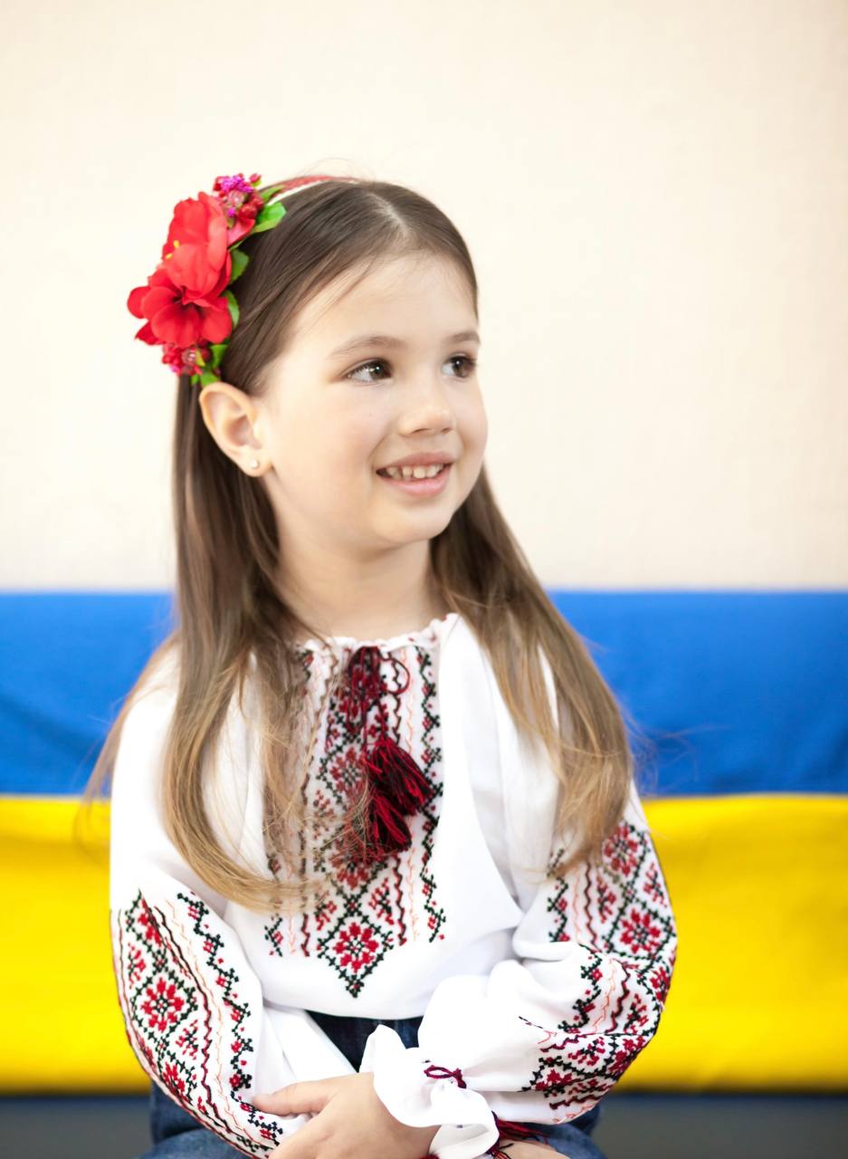 Краса вишиванки в об'єктиві: для дітей переселенців з Маріуполя у Києві провели святкову фотосесію