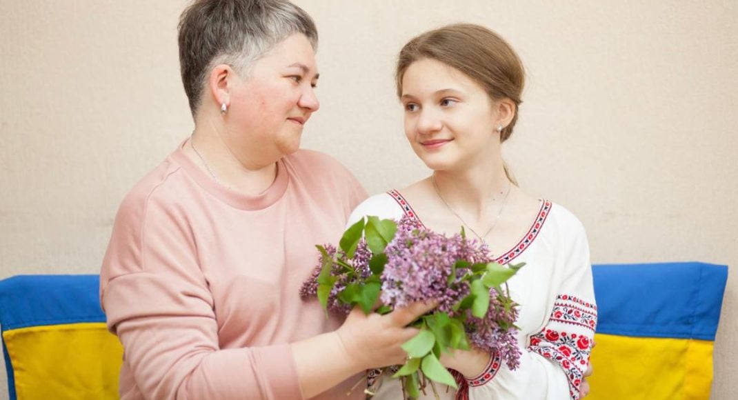 Красота вышиванки в объективе: для детей переселенцев из Мариуполя в Киеве провели праздничную фотосессию