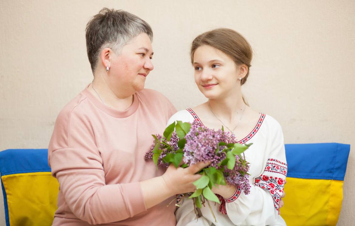 Краса вишиванки в об'єктиві: для дітей переселенців з Маріуполя у Києві провели святкову фотосесію