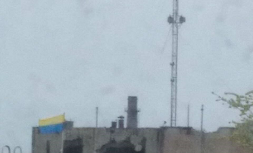 Мариупольцы вывесили украинский флаг в оккупированном городе: фото
