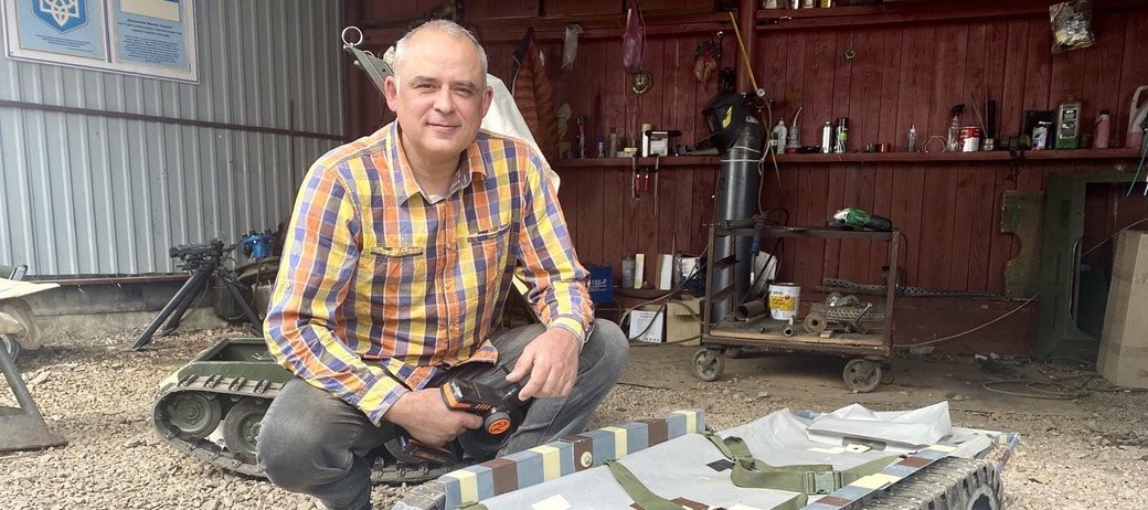 Переселенец из Донецкой области создал мобильное устройство для эвакуации раненых