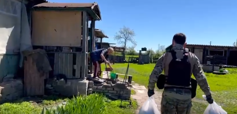У поліції показали, як доставляють допомогу у звільнені пункти Луганщини