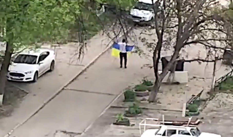 В окупованому Маріуполі хлопець вийшов на вулиці міста з українським прапором: відео