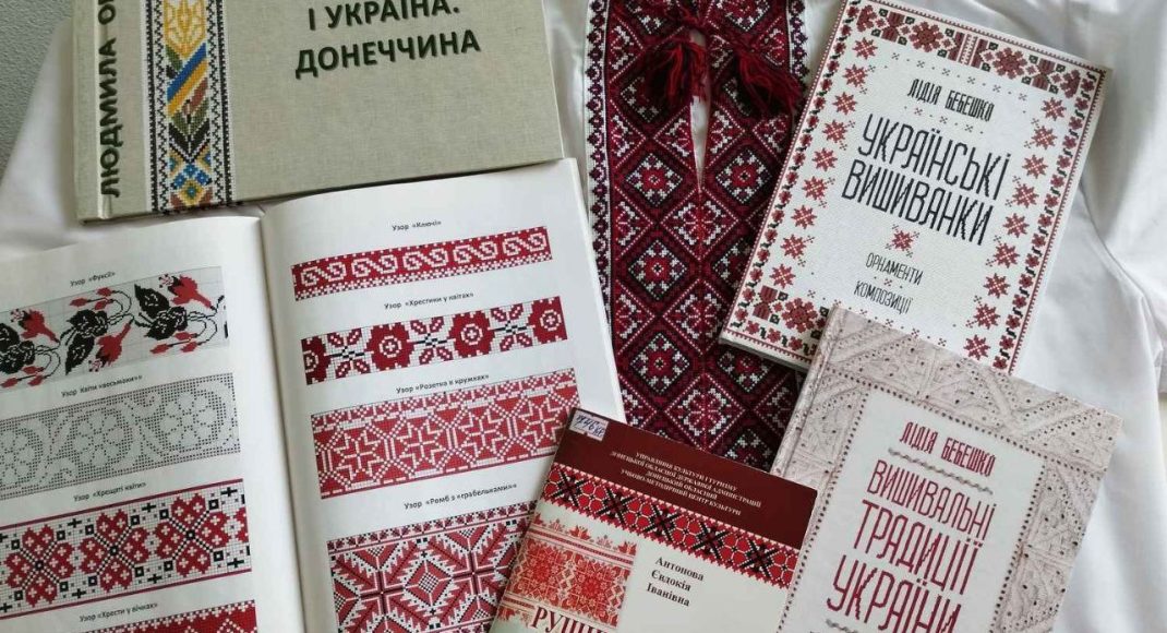 "Вышиваю себе оберег": Славянские библиотекари присоединились к акции по случаю Дня вышиванки