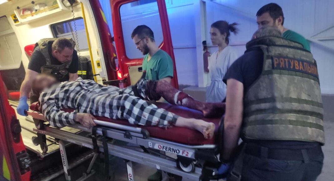 В Торецке спасатели транспортировали 3 людей, получивших ранения в результате обстрелов: видео