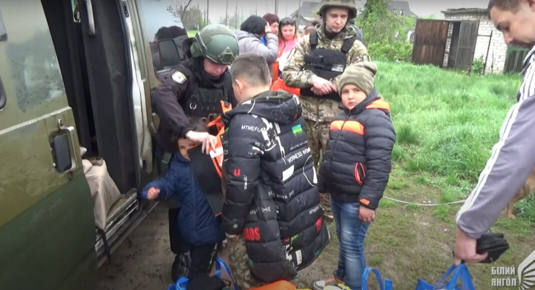 Поліція евакуювала з прифронтового Ямполя на Донеччині 10 людей, з яких 5 - діти, батько яких загинув