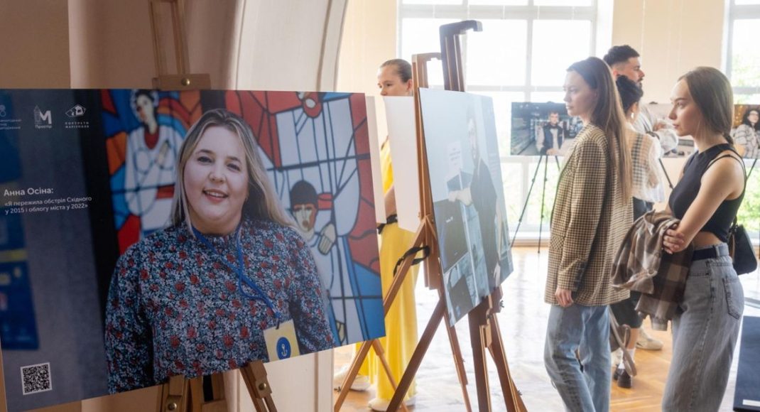 "Вдохновляющие истории": в Киеве презентовали выставку проекта "Портреты Мариуполя"