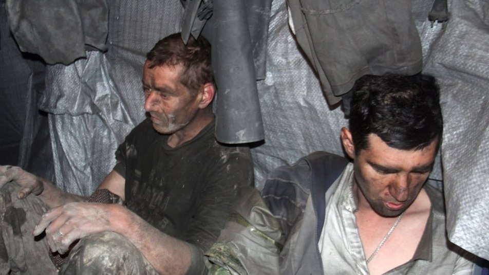 На оккупированной "днр" части Донецкой области из-под завалов копанки вытащили двух мужчин, которых искали 4 дня