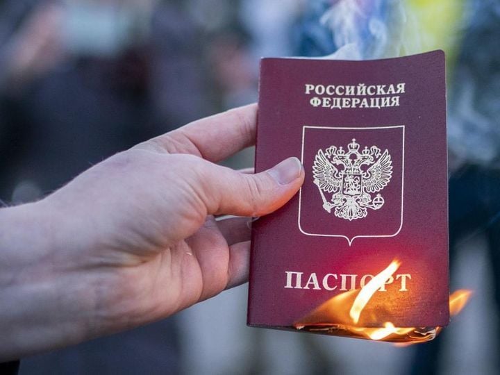 В Луганской области россияне продолжают заставлять украинцев оформлять паспорта рф