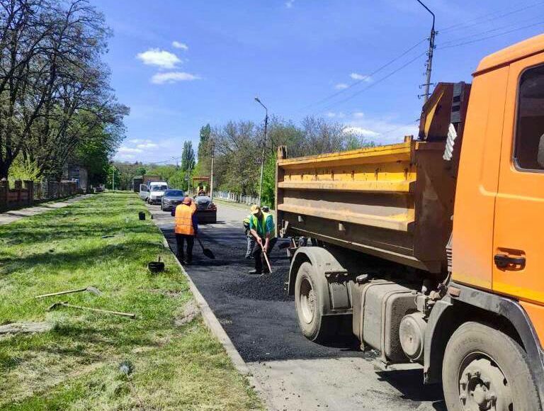 В Краматорске ремонтируют дорогу, поврежденную ракетным ударом в декабре прошлого года