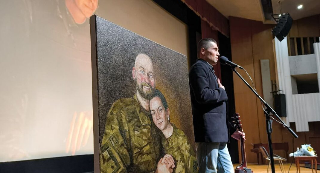 Захисниця Маріуполя Валерія "Нава" проводить у Києві захід про історію оборони міста