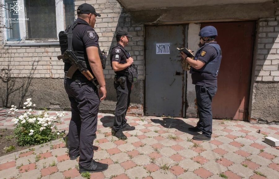 В Донецкой области спасатели и полиция проводят обследование укрытий