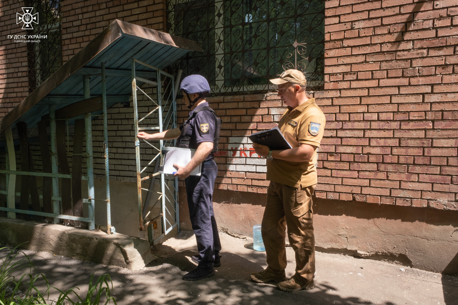 На Донеччині рятувальники і поліція проводять обстеження укриттів