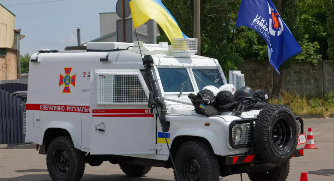 Рятувальники Донеччини отримали автомобіль для завдань на Бахмутському напрямку: відео