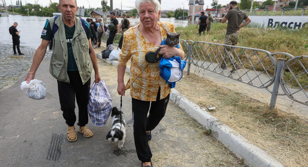 Центры переселенцев во Львове принимают эвакуированных людей с Херсонщины из-за подрыва Каховской ГЭС