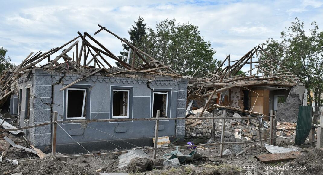 В Краматорске восстанавливают разрушенные после ракетного удара рф дома