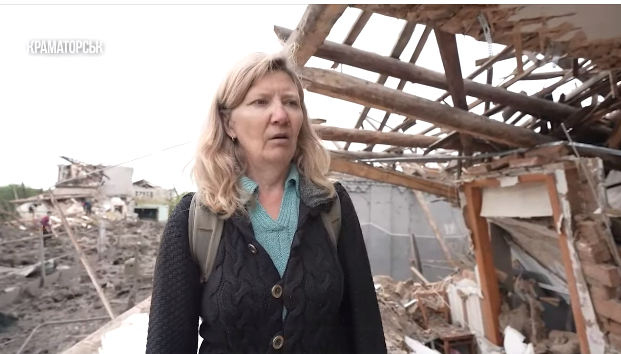 Пострадавшие от ракетного удара в Краматорске рассказали, как ее доставали из-под завалов разрушенных домов: видео