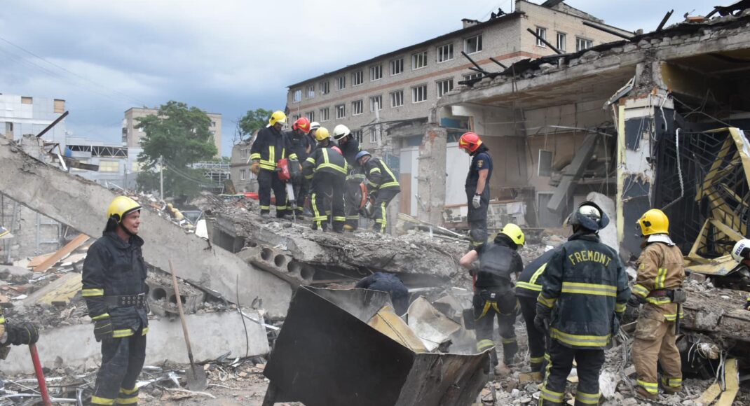 Рятівники підіймають монолітну плиту на місці завалів від обстрілів у Краматорську, повідомлено про 11 жертву: відео