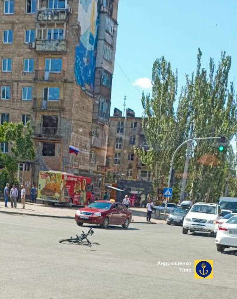 В центре Мариуполя автомобиль россиян сбил велосипедиста – Східний Варіант