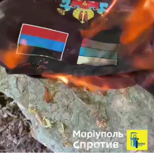 Маріупольці спалюють символи держави-терориста і чинять спротив окупації: відео