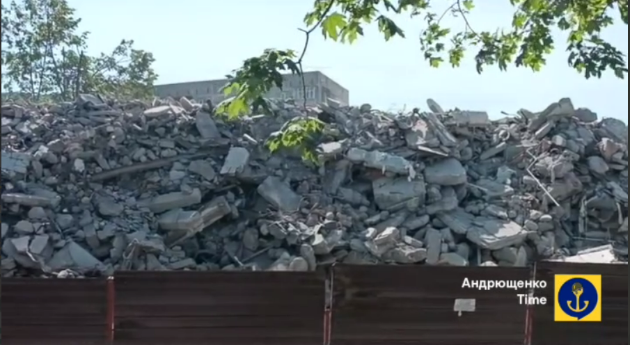 В оккупированном Мариуполе снесли еще две 9-этажки: видео